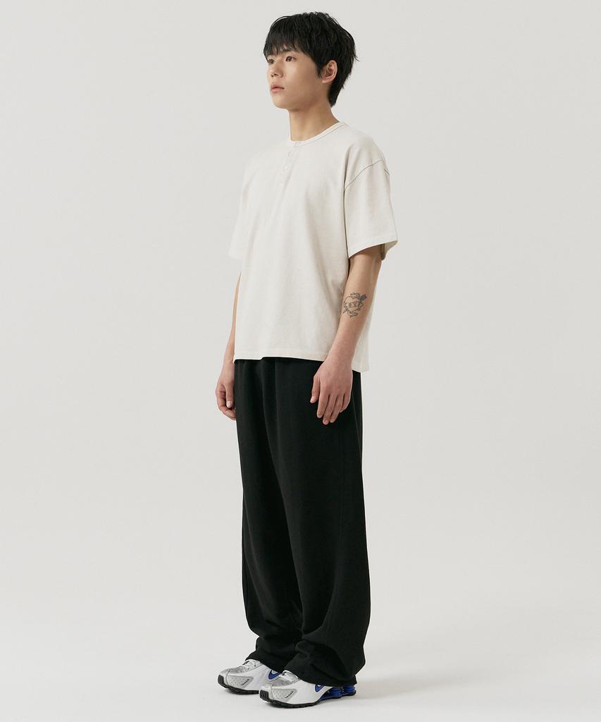 GNOK Curved Wide Sweatpants [Black]
