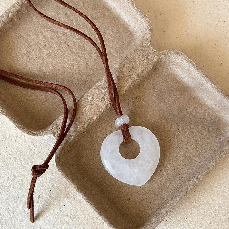 

Retro Exquisite Hollowed Heart Shaped Pendant Necklace For Women Jewelry Accessries Gifts белый