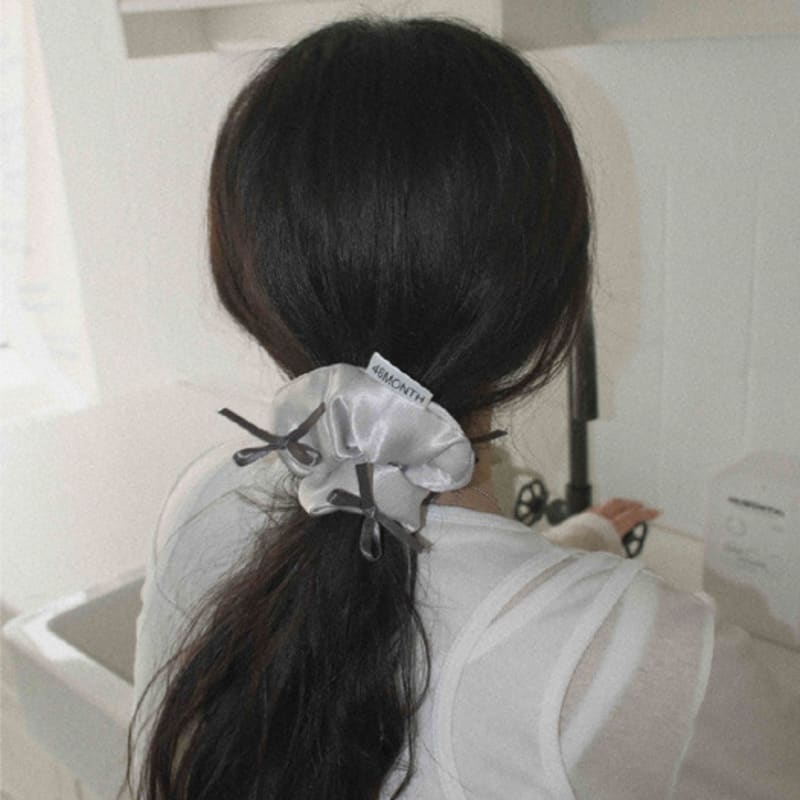 

46месячный Резинка-скранчи с лентой_атласный серебристый satin silver