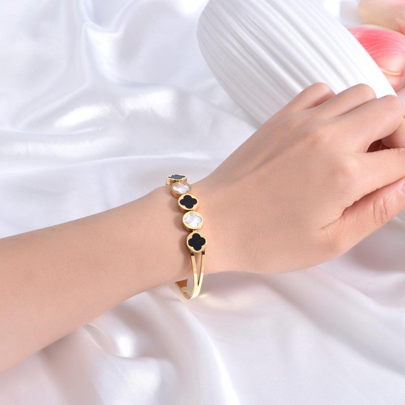 Pulseira aberta de aço inoxidável com trevo de quatro folhas e diamante incrustado em ouro rosa que não desbota