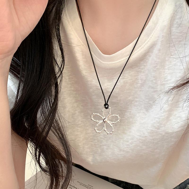 

Wax rope hollow flower pull-out necklace Korean fashion light luxury high sense versatile niche personality temperament items