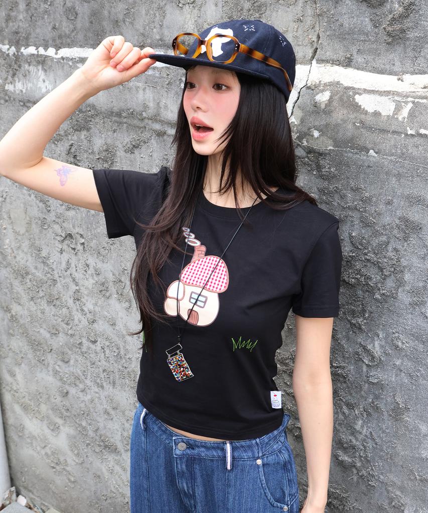 RuNaKi'Hu' Wxt076 Kinoko House Applique T-Shirt (Black)