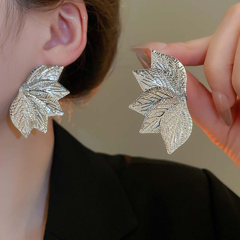 Vintage 3D Metal Leaf Stud Earrings for Women Exaggerated Gold Color Five Petal Flower Earrings Fashion Jewelry Accessory Gift