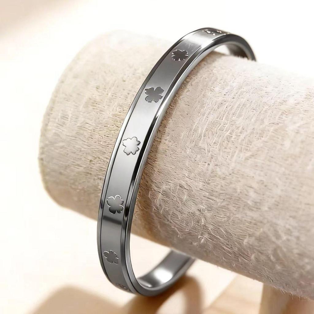 Elegant Non-Fading Gold-Plated Titanium Steel Women's Bracelet, Exquisite European and American Style