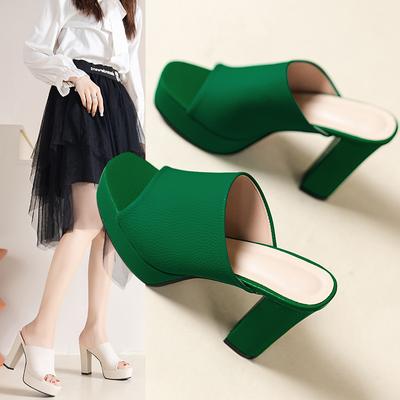 Klassische Fischmaul-Hausschuhe für die Freizeit der Damen im Sommer. Neue europäische und amerikanische Mode mit dickem Absatz und dicker Sohle. Hausschuhe mit hohem Absatz