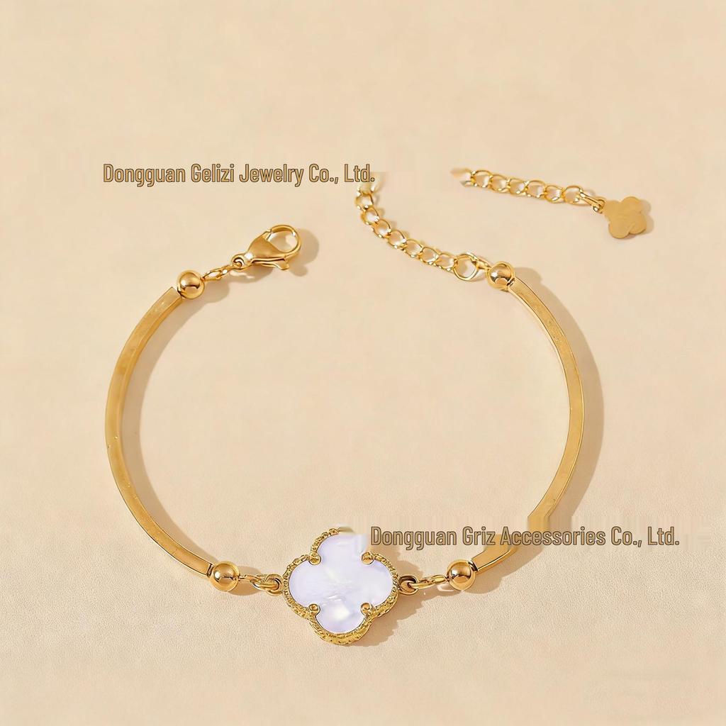 Gold Four-Leaf Clover Bracelet: Elegant, Colorfast & Stylish