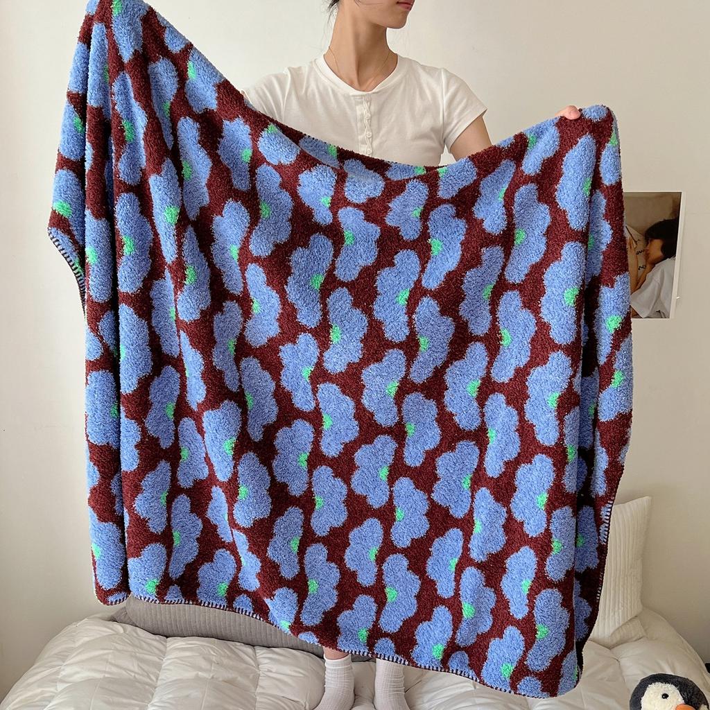 Half fluffy blanket, office nap shawl blanket, warm nap cover blanket, convenient to carry and keep warm