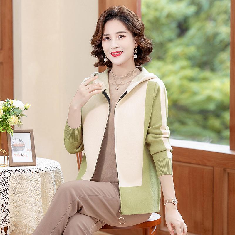 Mom's Stylish Autumn/Winter Zipper Jacket: Figure-Flattering Knit Cardigan for Middle-Aged and Elderly
