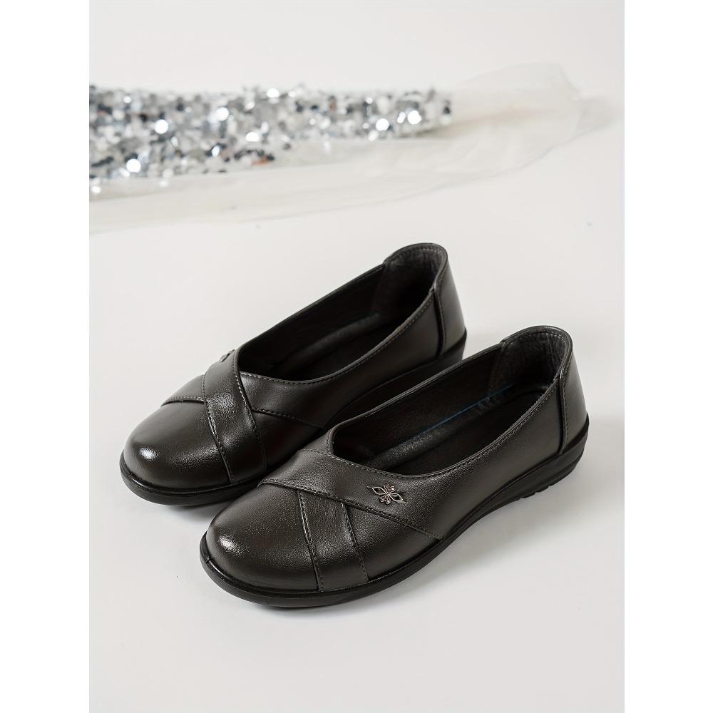 Large Size Popular Minimalist Metal Badge Decoration, Lightweight, Comfortable, Fashionable and Versatile Women's Flat Loafers