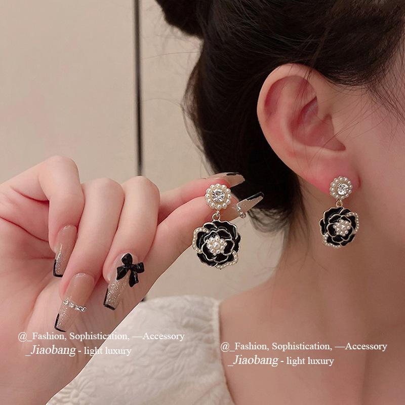 Boucles d'oreilles à tige en perles de fleur de vent parfumées à petite aiguille argentée, boucles d'oreilles légères et luxueuses, style célébrité, style rétro élégant et tendance