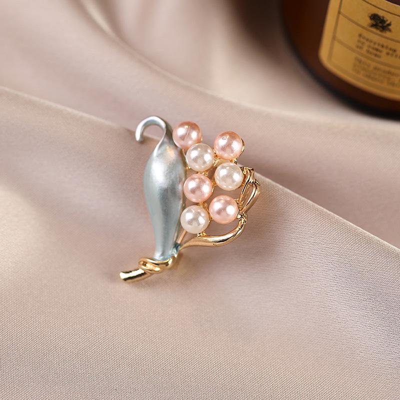 Elegant Pearl Brooch for Women's Suits - High-End Jewelry Pin