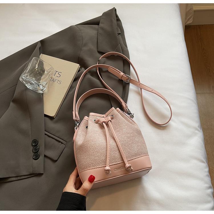 

Crossbody bucket bags are popular this year, contrasting colors, high-end women s bags 2025 new niche design versatile shoulder bags розовый
