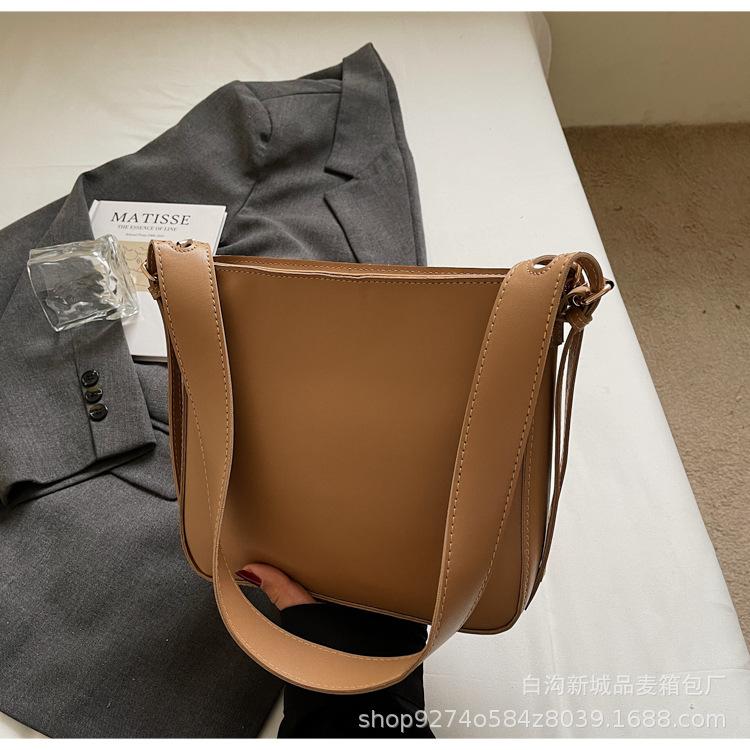 

2025 new Japanese and Korean fashion large-capacity tote bag simple casual solid color versatile single shoulder underarm commuter women s bag хакі