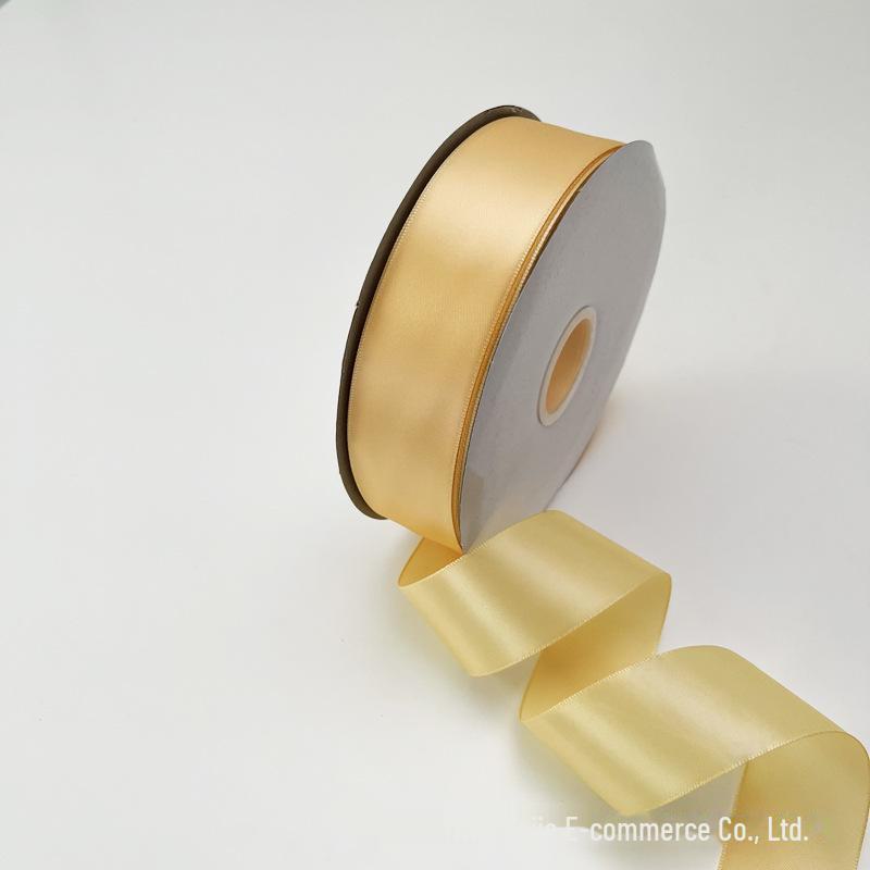 Ljusguld Satinsnöre Set: 2,5 cm Låda, 2 cm, 1 cm & 6 mm Rullar med Fjärilsdekorationer