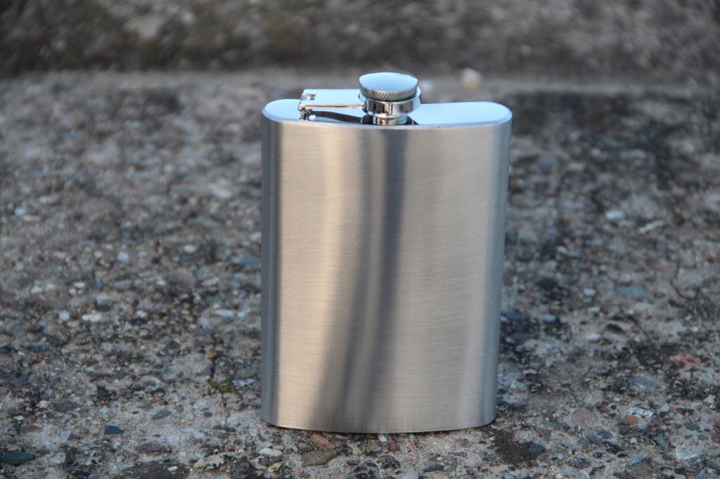 Elegant Silver Hip Flask with Four Gentelo Glasses