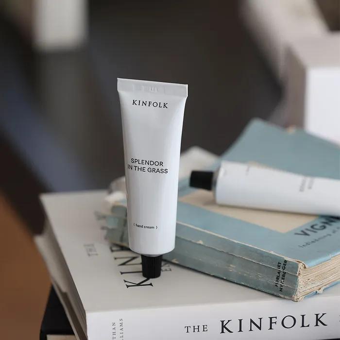 

Крем для рук «Великолепие в траве» Белая упаковка – Аромат МЯТЫ