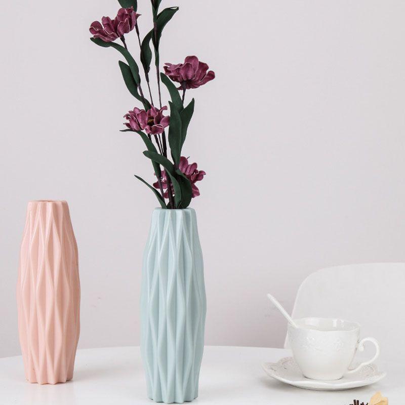 Elegant vit imitationskeramisk blomvas för chic heminredning