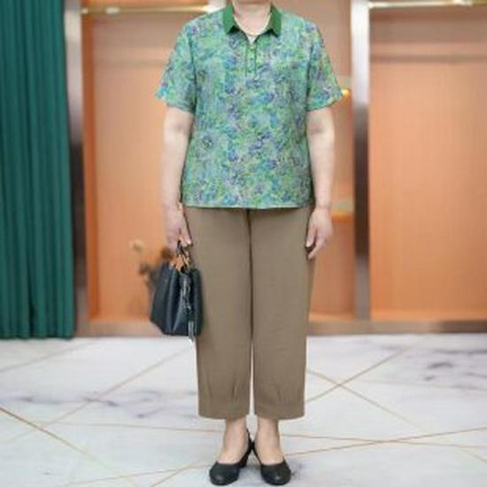 

Summer Printed T-Shirt for Middle-Aged and Elderly Women, Short Sleeve Loose Plus Size, Comfortable and Versatile 5XL (suggested 145-160 jin) озеро синього кольору
