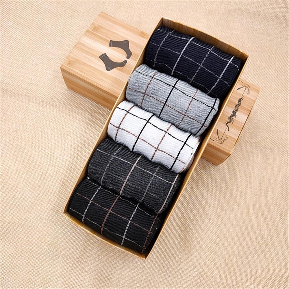 5 Paar Geschenkbox-Socken für Männer im Herbst und Winter, Polyester-Baumwoll-einfarbige Socken, einfache lässige Herren-Baumwollsocken