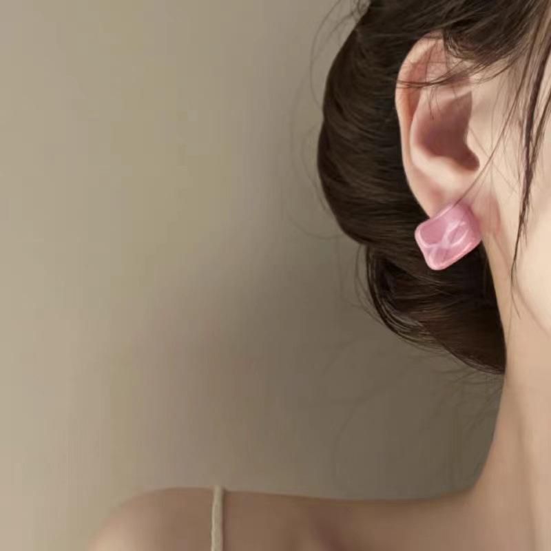 Retro French Asymmetrical Metal Earrings with Coconut Cream Drip Design