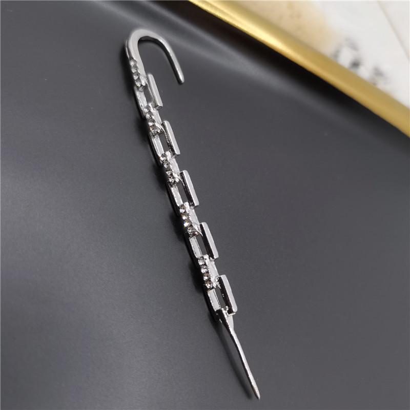 Modny Piercing Haczyk na Ucho z Cyrkonią z Klipsem na Małżowinę Uszną i Diagonalnym Designem Kości Ucha dla Kobiet