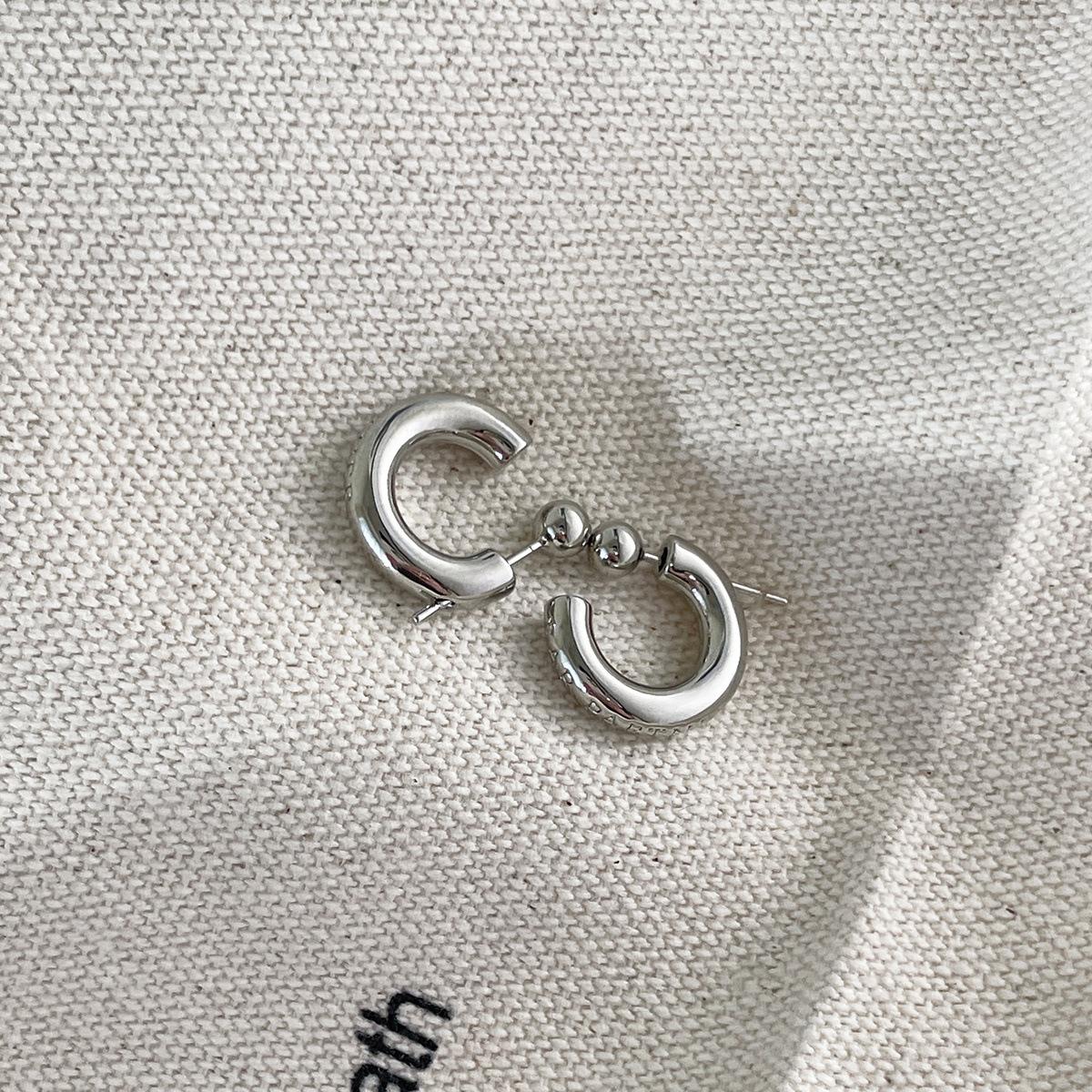 

Серьги-гвоздики в стиле ретро из металла в форме полукруга в форме буквы С для женщин, простые модные, элегантные, серебряные, игольчатые, серьги Doudou, новые на осень и зиму 925 silver needle