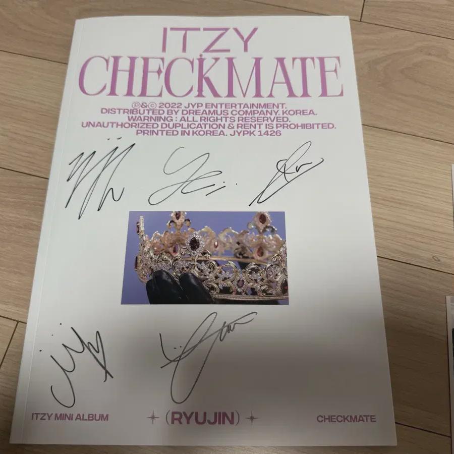 

Lui Itzy Checkmate Shinhan Card Signed Album With Poca Autographed