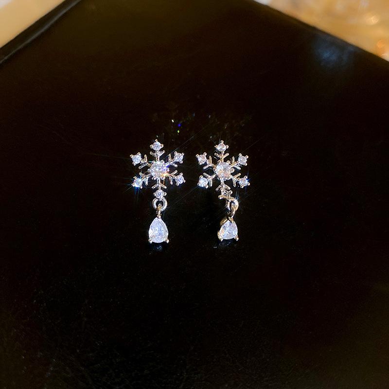 Silver needle red bow snowflake Christmas tree earrings European and American temperament earrings New Year's Christmas earrings women
