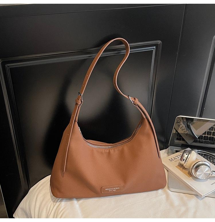 

Premium textured Maillard messenger bag women s autumn 2025 retro shoulder bag popular fashion commuter bag