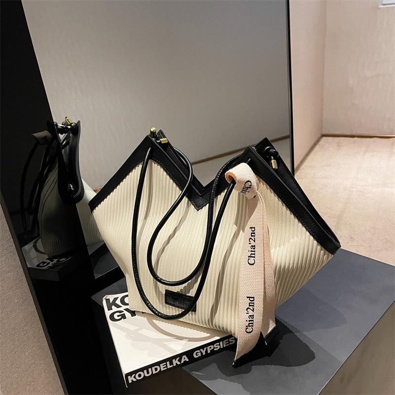Large-capacity Tote Bag for Commuting, High-end Style, Single Shoulder Bag, Casual Heart-shaped Underarm Bag