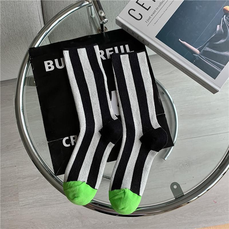 Neuer europäischer Trend: Mittellange Socken mit kontrastierenden Farben und vertikalen Streifen, doppelt genäht, aus Baumwolle