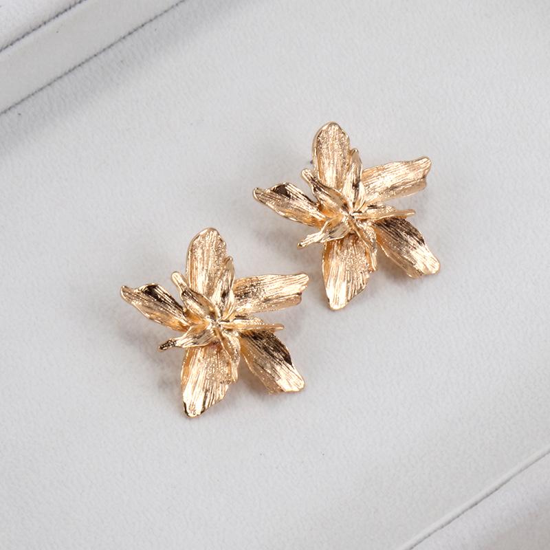 European & American Retro Multi-Layer Flower Earrings - Exaggerated, Simple, Alloy Design