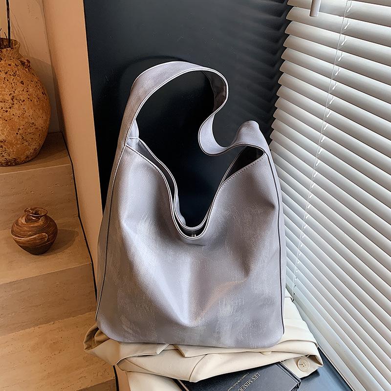 

Retro large-capacity tote bag women s spring new trendy fashion shoulder bag versatile bucket bag світло-сірого кольору