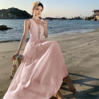 Fiica Nobilă Poartă O Rochie Delicate de Zână, O Rochie de Seară Unică și Frumoasă, și O Rochie Roz de Gât High-end.