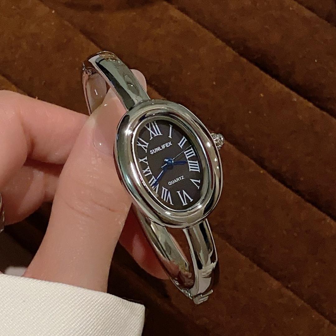 

Женские кварцевые часы в стиле Cartier с римскими цифрами и браслетным дизайном