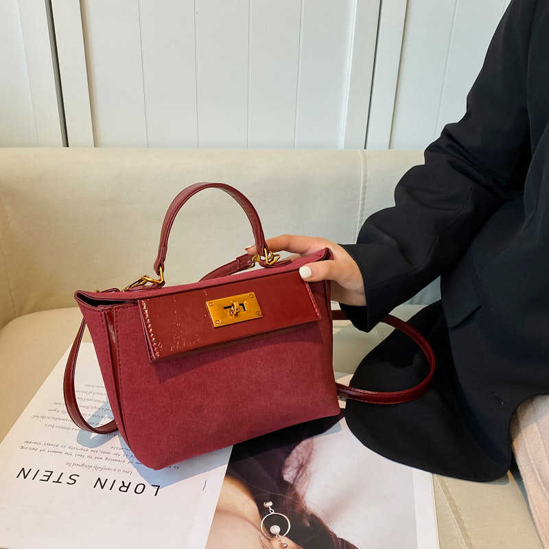 

The new high-end sense bag contrasting colors, the messenger women s bag carried by the Kell wing bag. червоний
