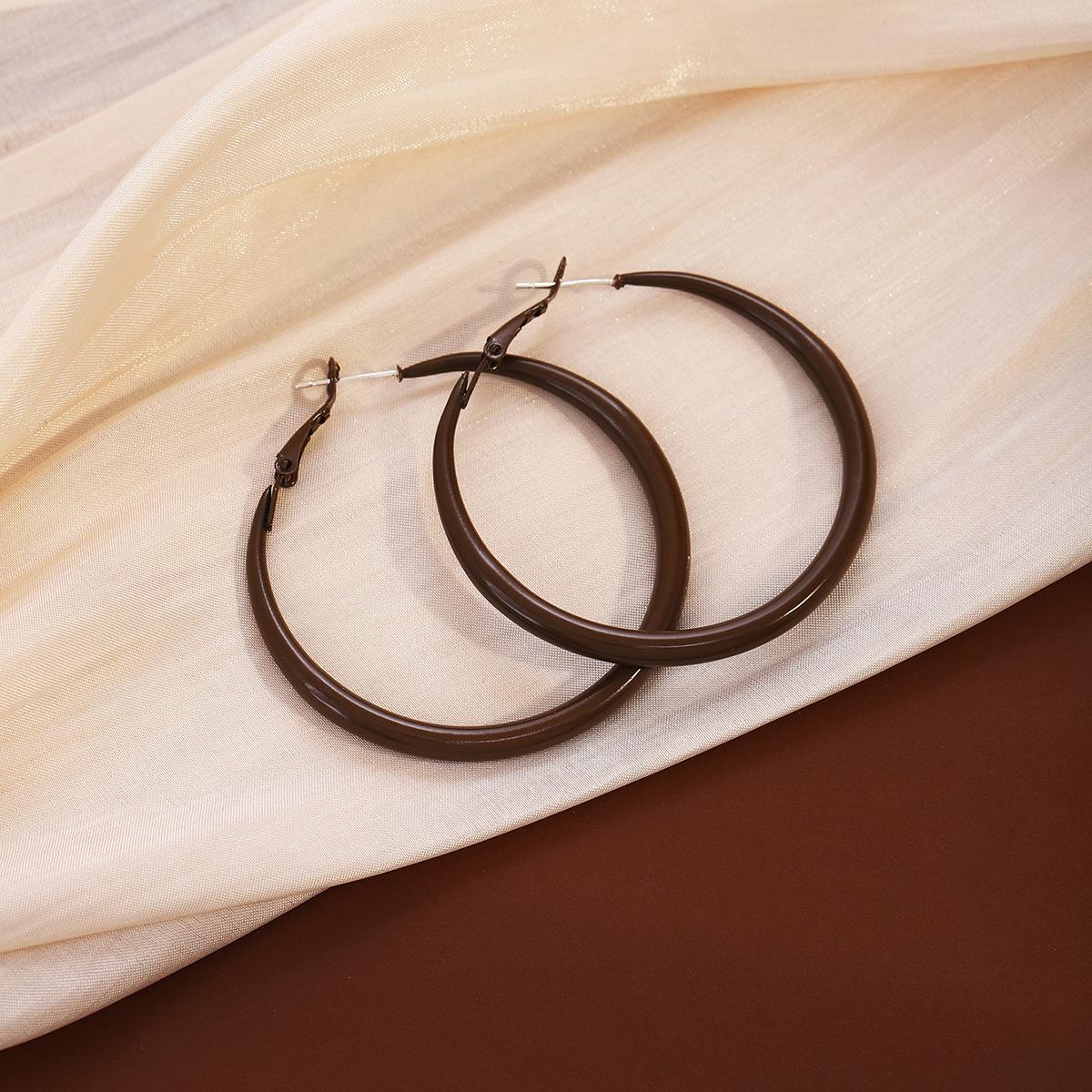 

Роскошные круглые серьги-кольца для осени и зимы коричневый