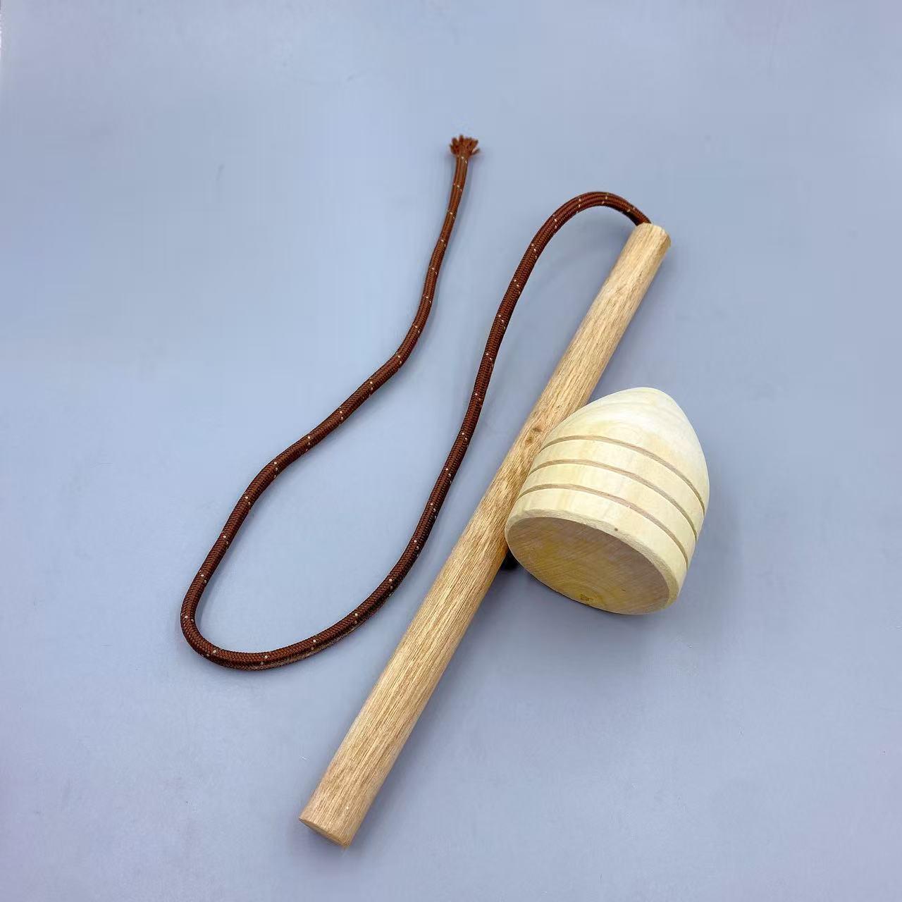 Деревянная классическая детская игрушка «Взбит Топ» для ностальгических развлечений и занятий спортом.