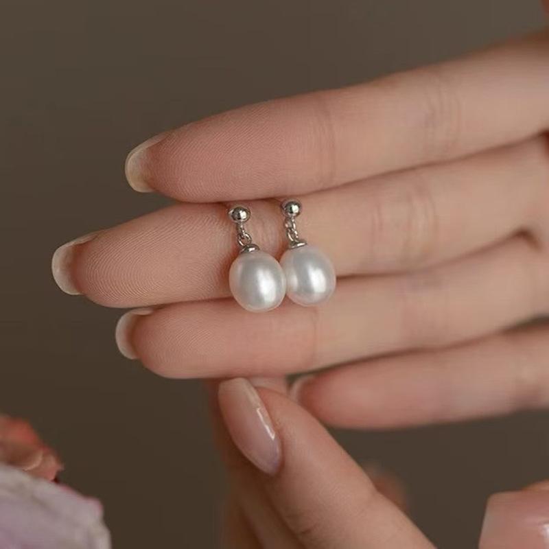 Natural freshwater pearl stud stud earrings S911 are pure silver, simple and versatile for a niche pea pendant earring, with a high-end feel for women