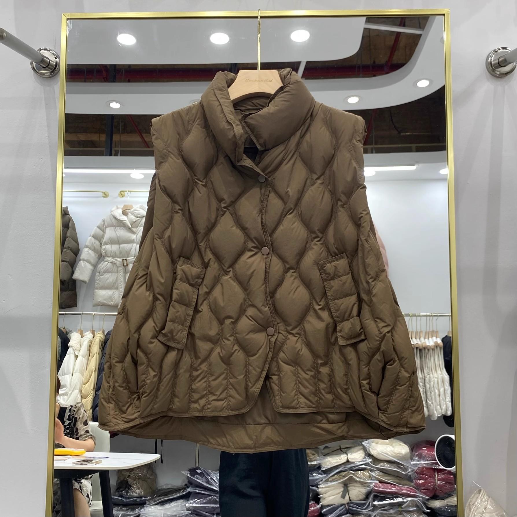 

Down vest women s 2025 winter new lightweight stand-up collar design feeling caterpillar white duck down outer vest M кавовий