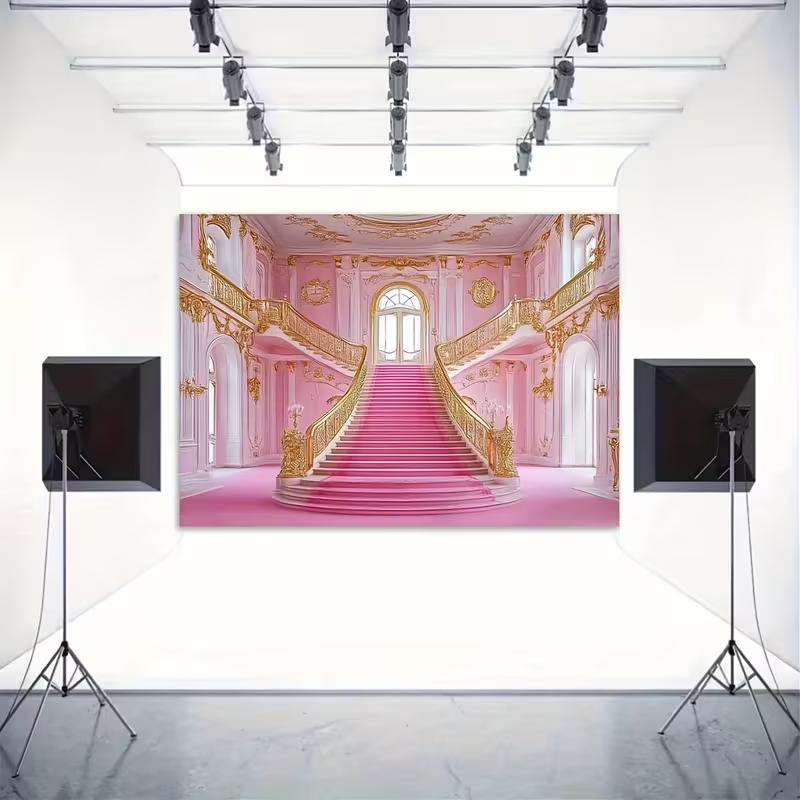 Sfondo 2D Fantasioso di una Villa Rosa con Dettagli Dorati e Scale per Programmi TV, Poster e Decorazione della Stanza