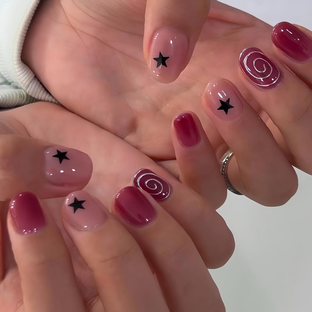 24 PIÈCES Ongles Carrés Courts Doux et Cool Simples Étoile Rouge Rayures Spirales Faux Ongles Français pour Spice Girls Portables Y2k Embouts d'Ongles