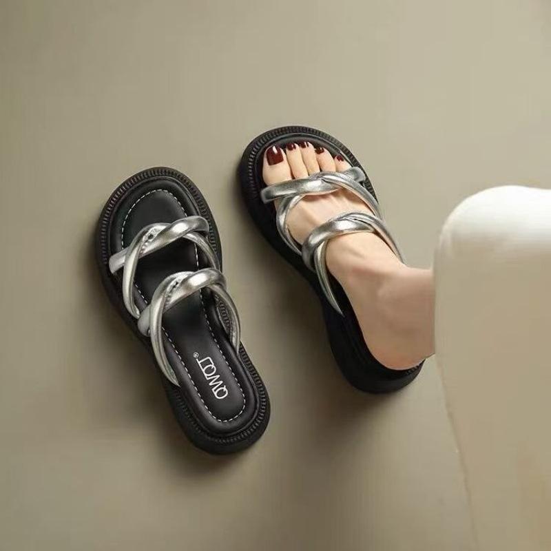 

Легкие сандалии с увеличенным ремешком, женская верхняя одежда, лето 2025, новые маленькие тапочки на толстой подошве, универсальные туфли-бутерброды в иностранном стиле 40 серебряный