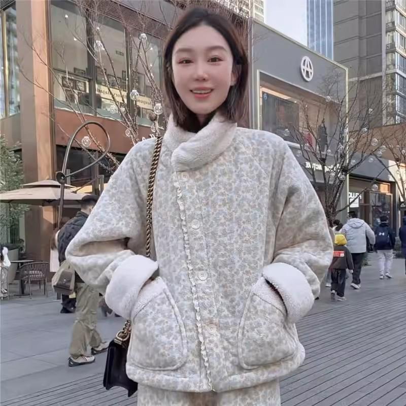 

Women s Winter Velvet Floral Pajama Set: Elegant, Warm, Fashionable, and Suitable for Outdoor Wear M