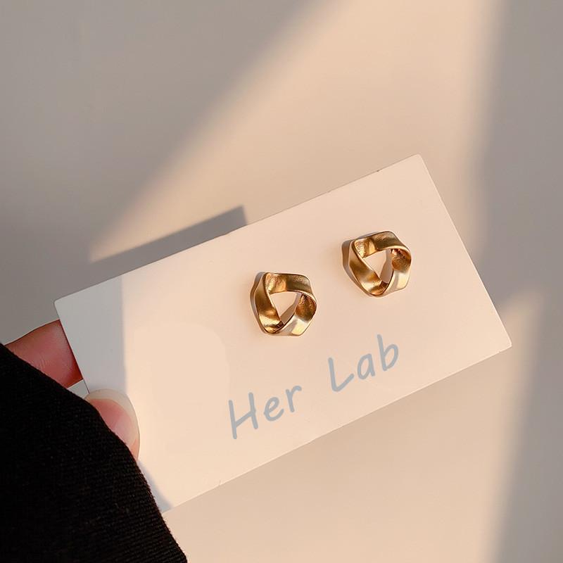 

Треугольные серьги в стиле ретро, ​​модные серьги, женские маленькие и простые металлические французские серьги из матового золота