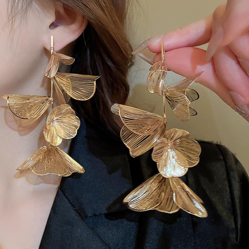 Náušnice se střapcem z dutých květů s postříbřenou jehlou a pozlacením - Evropský a americký niche design