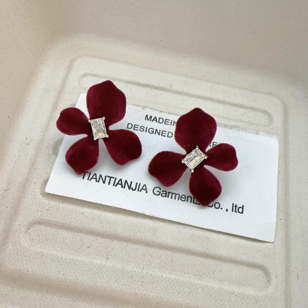 Elegant Zircon Flower Stud Earrings - Niche Style for Women, Versatile for Autumn and Winter