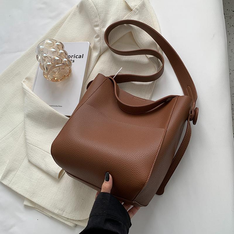 Beliebte Taschen Damen-Taschen Neue Mode Herbst und Winter Breite Umhängetaschen Einfache tragbare Beuteltaschen
