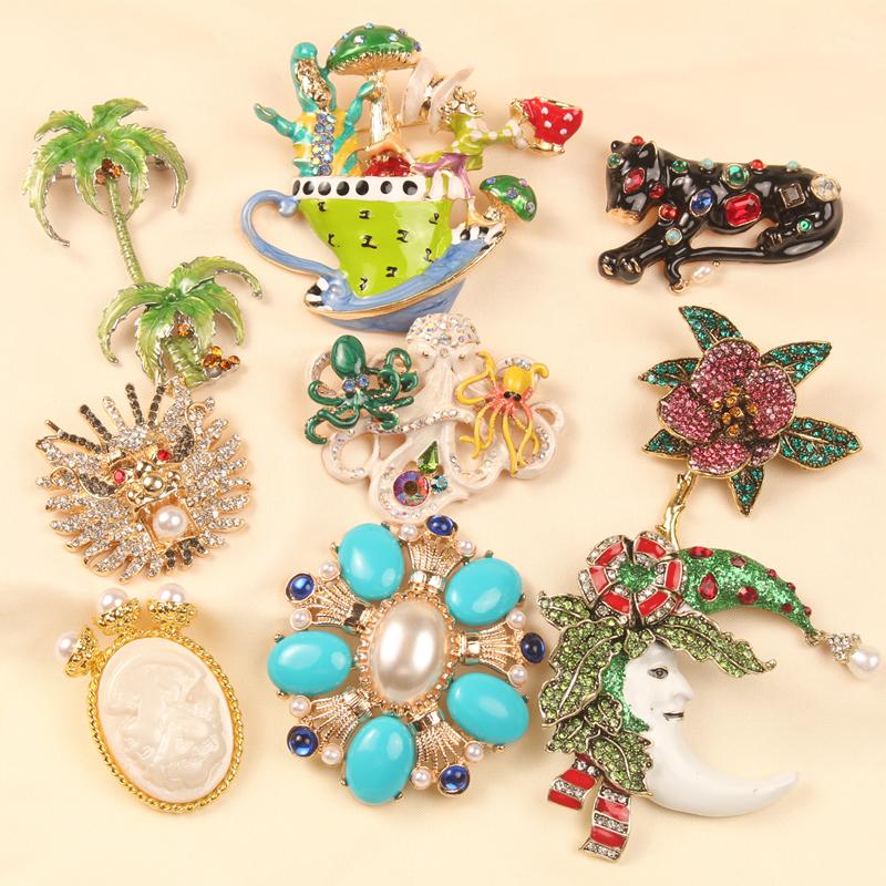 

Creative Women Men Vintage Middle Design Enamel Brooches Pins Classic Palace Cross Crstyal Badges Unisex Party Banquet Jewerly