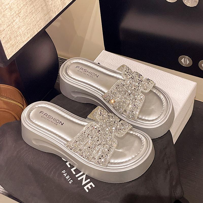 

Internet celebrity senior sense black slippers women s summer 2025 new outer wear thick bottom one-word drag casual explosion sandals increase 35 серебряный